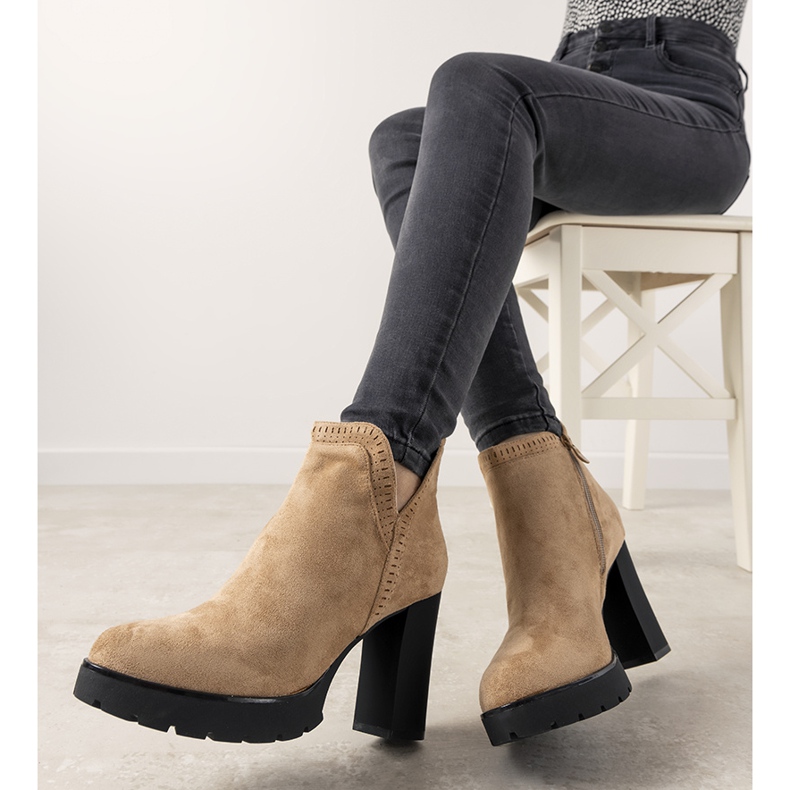 Beige boots on the Bushido post 1