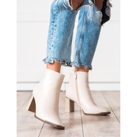 Seastar Elegant boots on a post beige 1