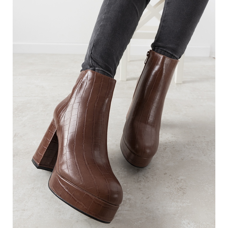 Brown boots on the post of Usinaya 1