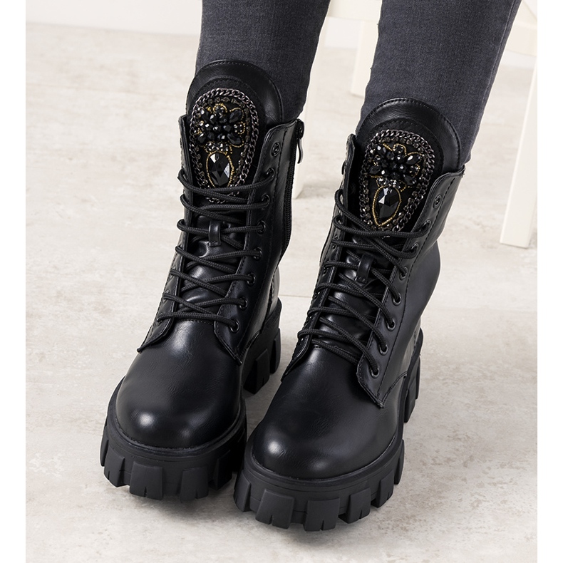 Black trappers with decorative Romaine tongue 1