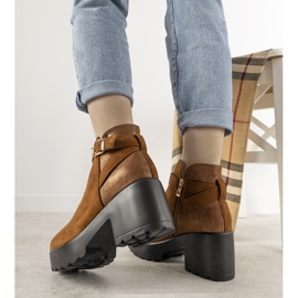 Brown elegant boots on the Haland post 1