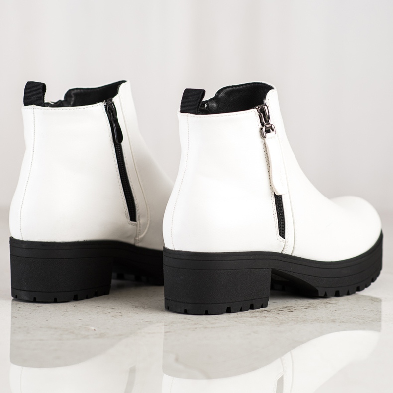 Clowse Comfortable Boots On The Platform white 1