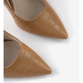 Brown pumps on a Thrower heel 1