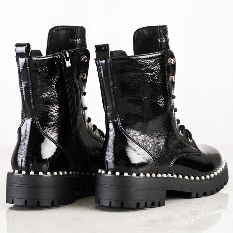 Bestelle Black Workers With Pearls 1