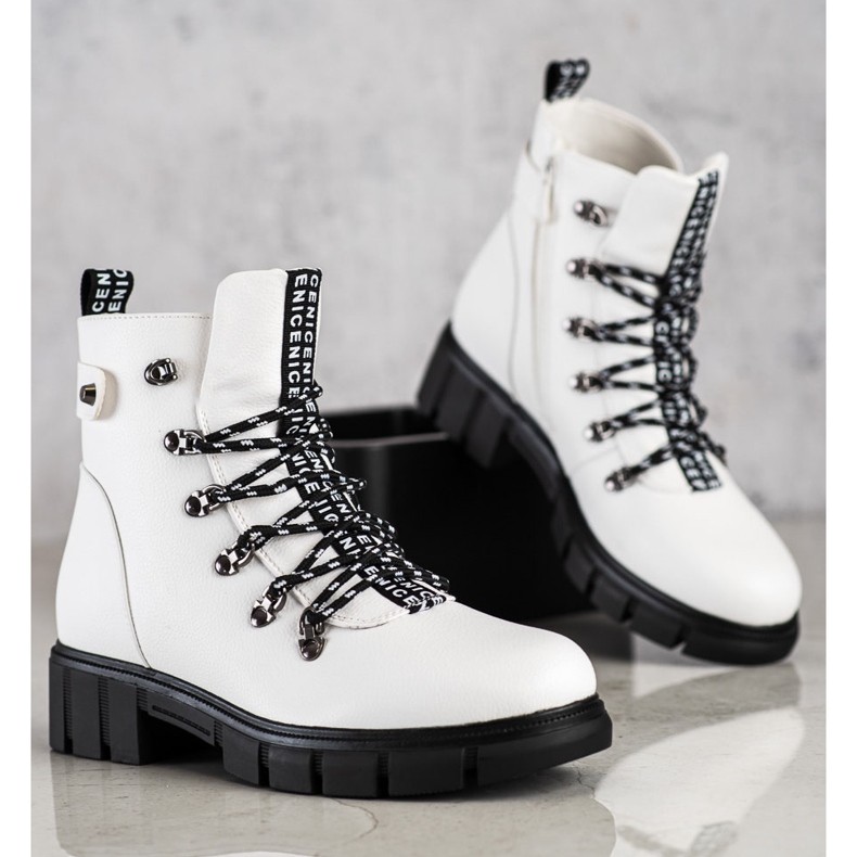 White Workers On The VINCEZA Platform 1