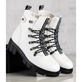 White Workers On The VINCEZA Platform 2