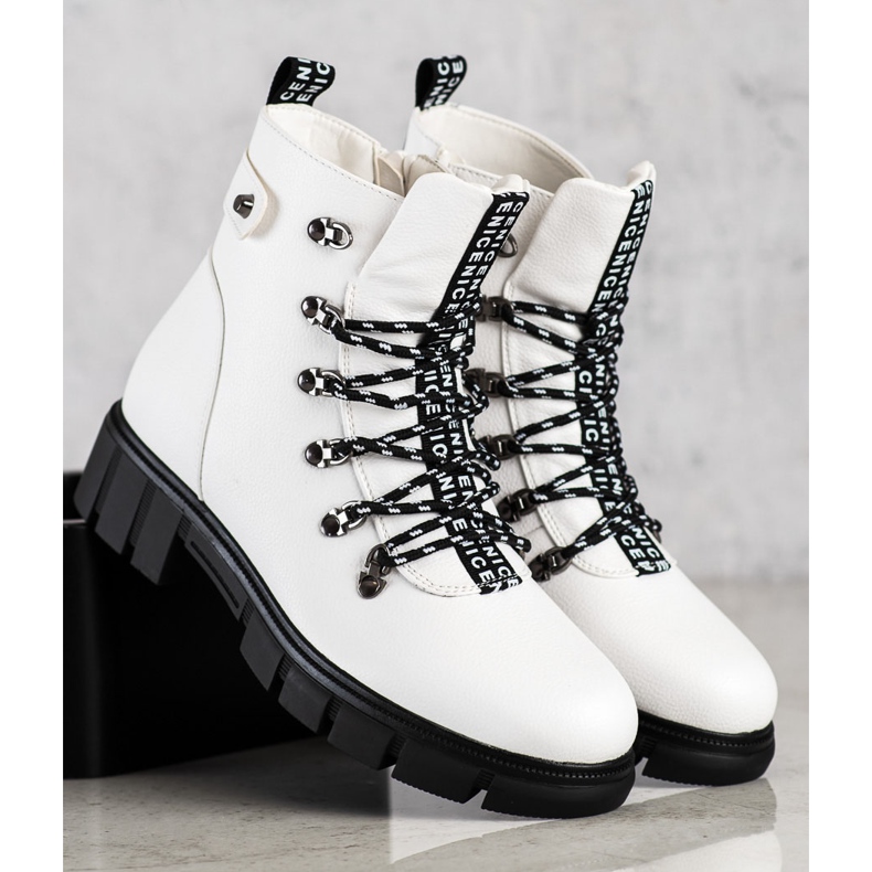 White Workers On The VINCEZA Platform 2