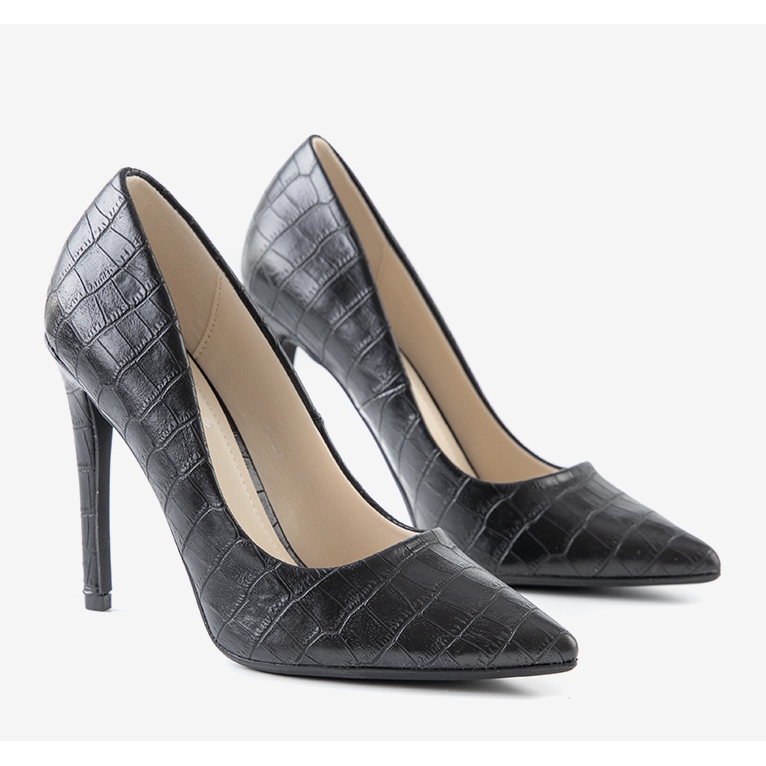 Black pumps on a Thrower heel 1