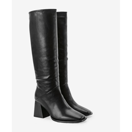 Black boots on the Rosina post 1