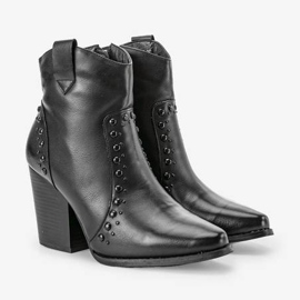 Black ankle boots on the Mero post 1