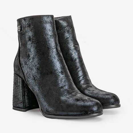 Black ankle boots on the Zodiac post 1