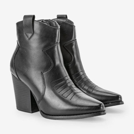 Black boots on the Forte post 1