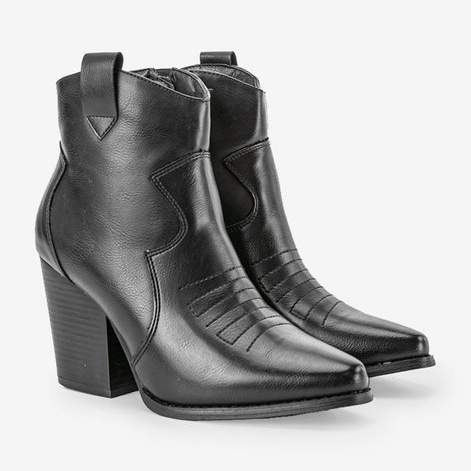 Black boots on the Forte post 1