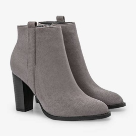 Gray ankle boots on the Pinata post grey 1