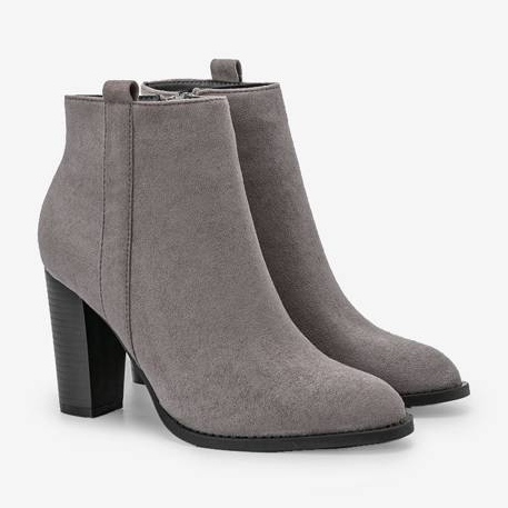 Gray ankle boots on the Pinata post grey 1