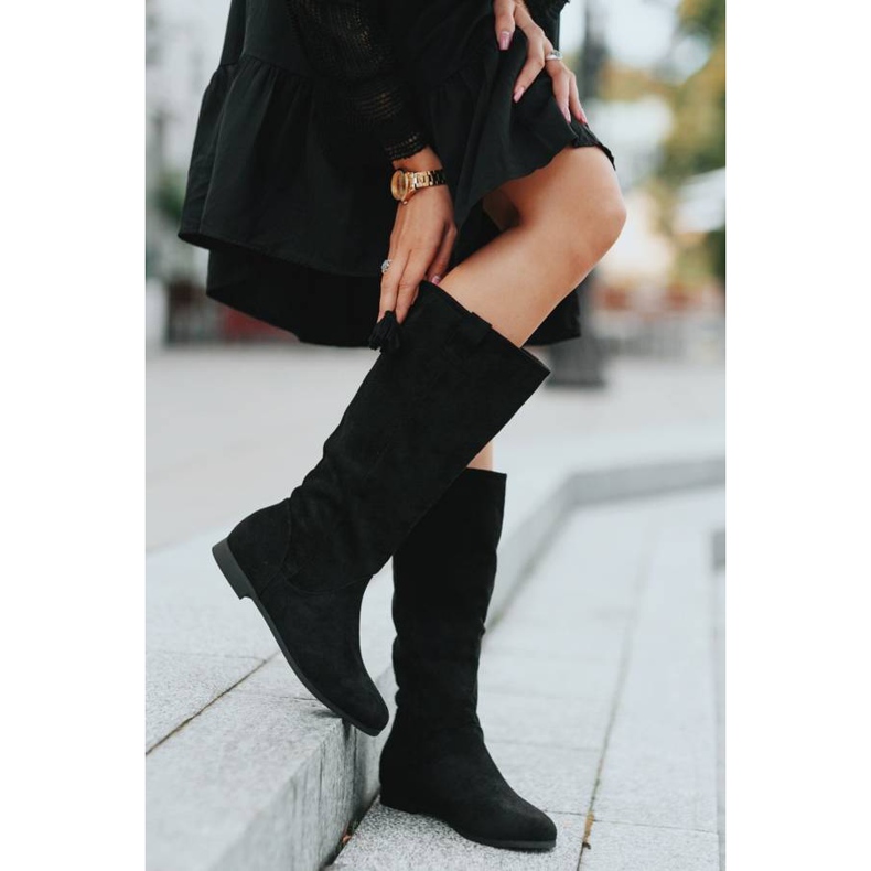 Black boots on Lean's wedge heel 1
