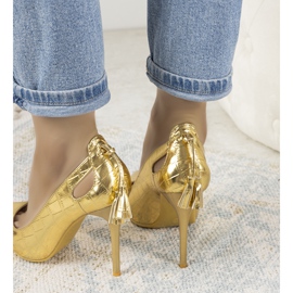 Gold pins with decorative Permewan cutouts golden 1