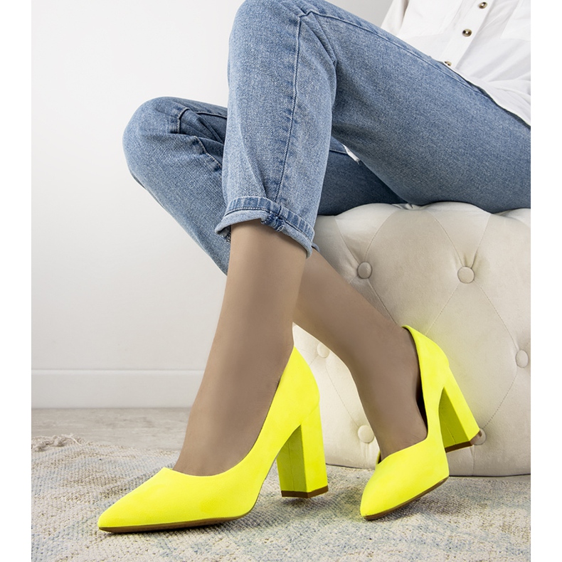 Yellow neon pumps on the Castles post 1