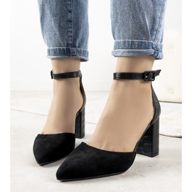 Black pumps on the post of Natalie 1