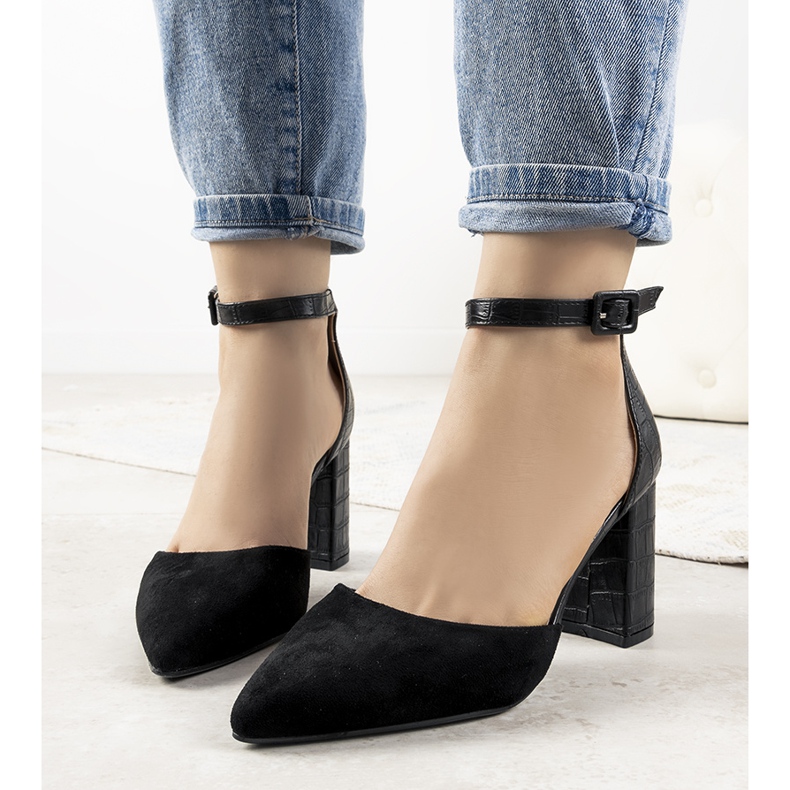 Black pumps on the post of Natalie 1