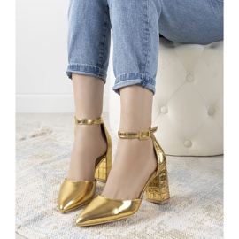 Gold pumps on the Ayers pillar golden 1