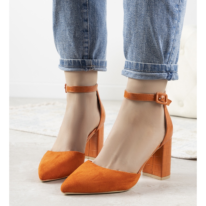 Orange pumps on the post of Natalie 1