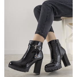 Black ankle boots lacquered on the Blanc post 1