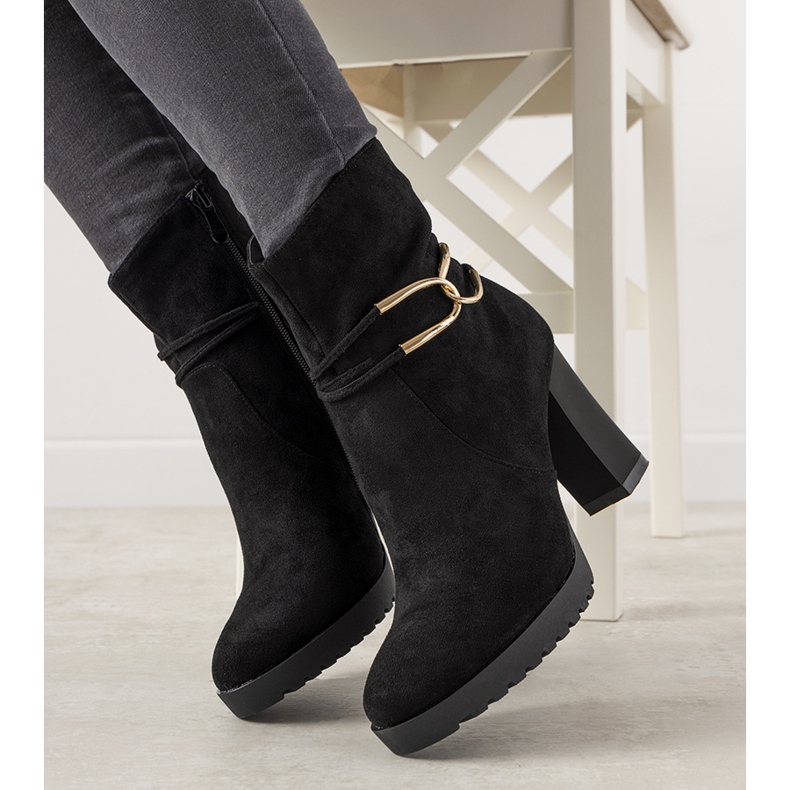 Black women's boots on a high Chateaub post 1