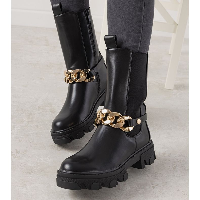 Black boots with a gold chain from Luce 1
