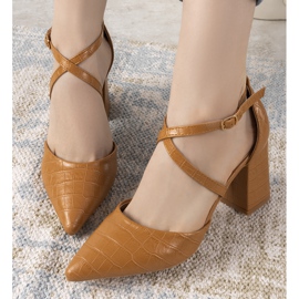 Brown pumps on the Strutt post 1