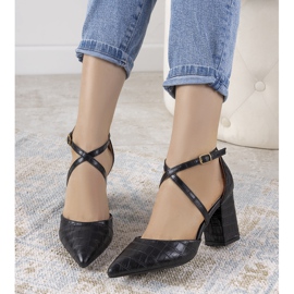 Black pumps on the Strutt post 1