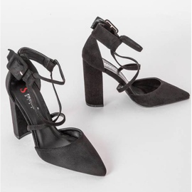 Black pumps on the Piper post 1