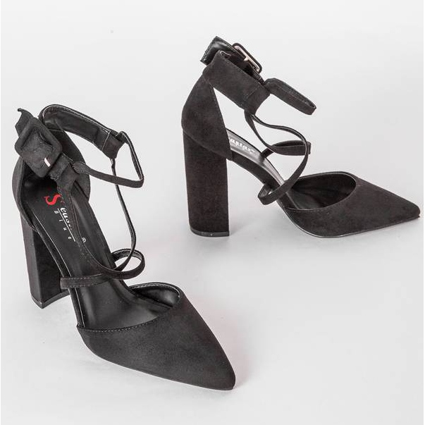 Black pumps on the Piper post 1