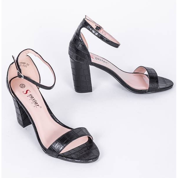 Black sandals on the Millo post 1