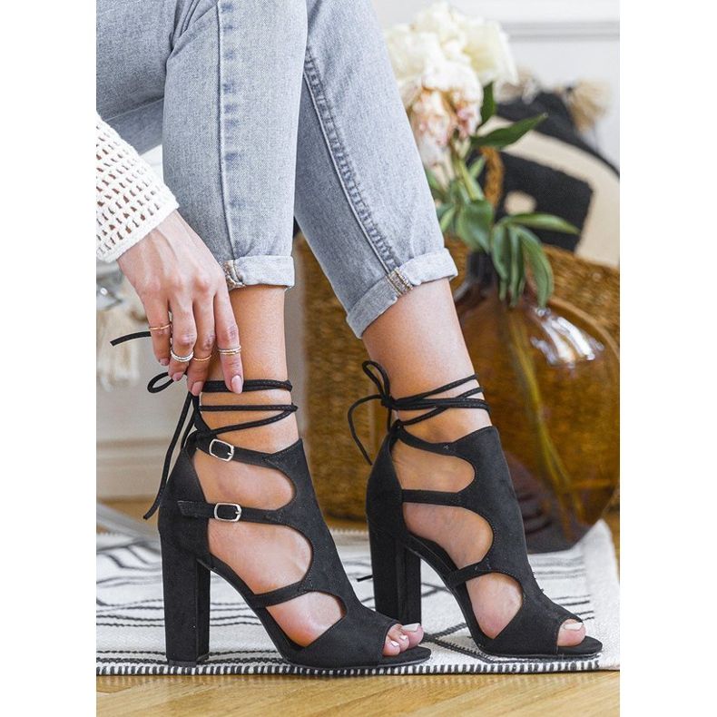 Black sandals on the Hannah post 1