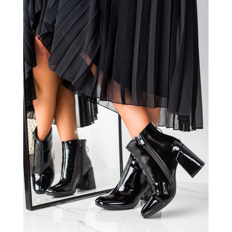 Lucky Shoes Lacquered boots on the post black 2