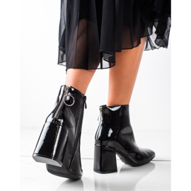 Lucky Shoes Lacquered boots on the post black 1