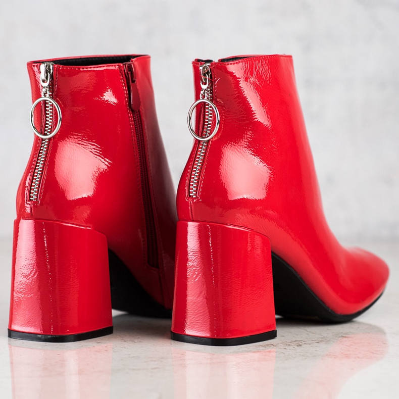 Lucky Shoes Lacquered boots on the post 1