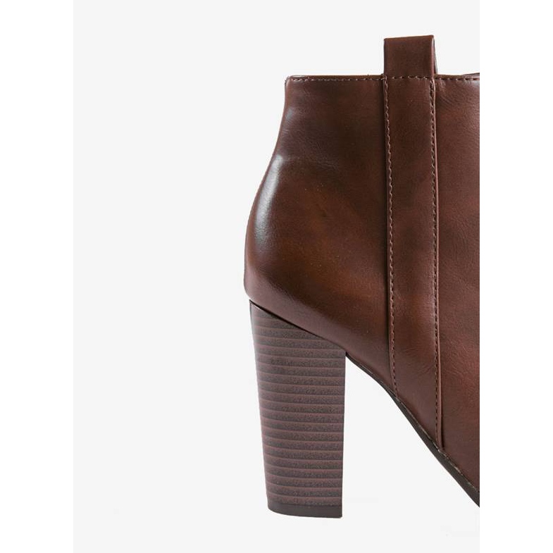 Brown ankle boots on the Pinacola post 1