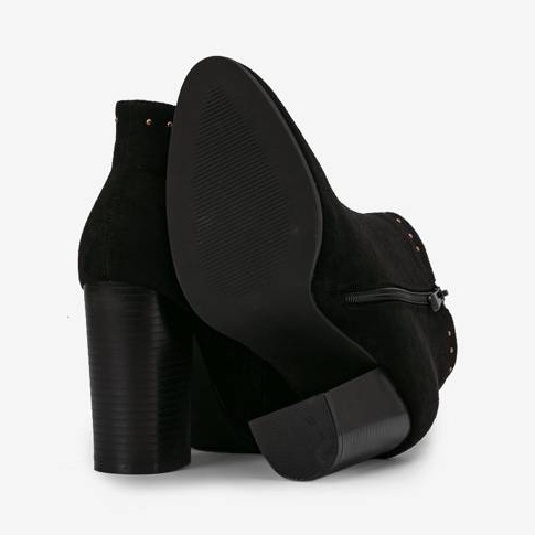 Black ankle boots on the Cosette post 2