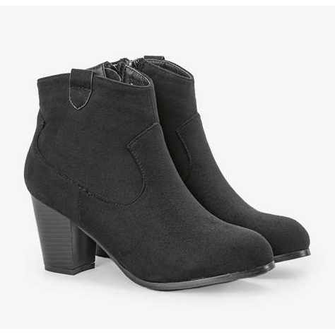 Black ankle boots on the Katia post 1
