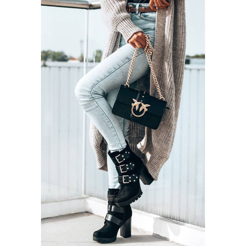 Black boots on the Corgi post 1