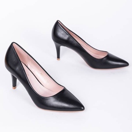 Black pumps on a low heel from Polly 1