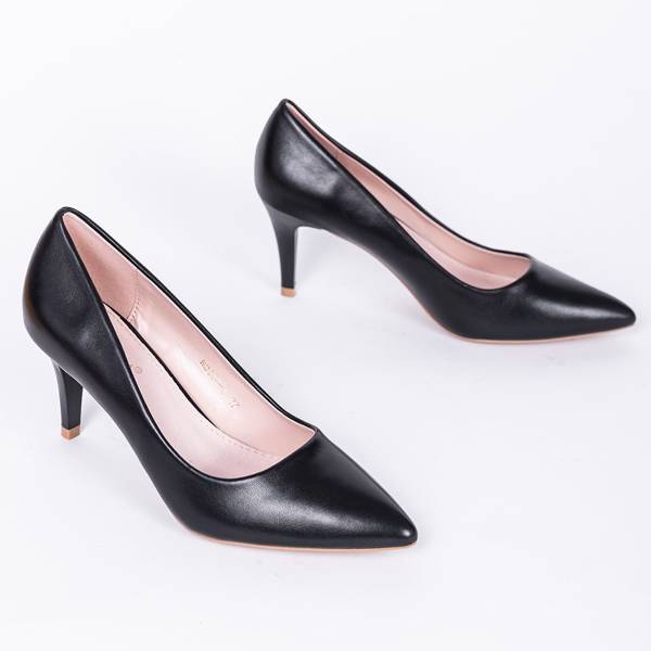Black pumps on a low heel from Polly 1