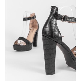 Black sandals on the Dolores post 2