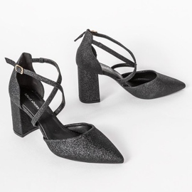 Black pumps on the Shiny post 1