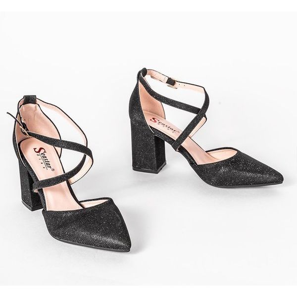 Black pumps on the Shine post silver 1