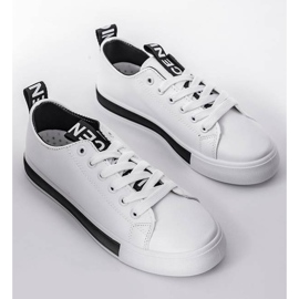 Alison's white sneakers on a flat sole black 1