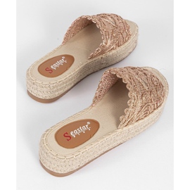 Pink slippers on the Sudden Draft platform 1