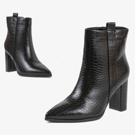 Black ankle boots on the Zahara post 1